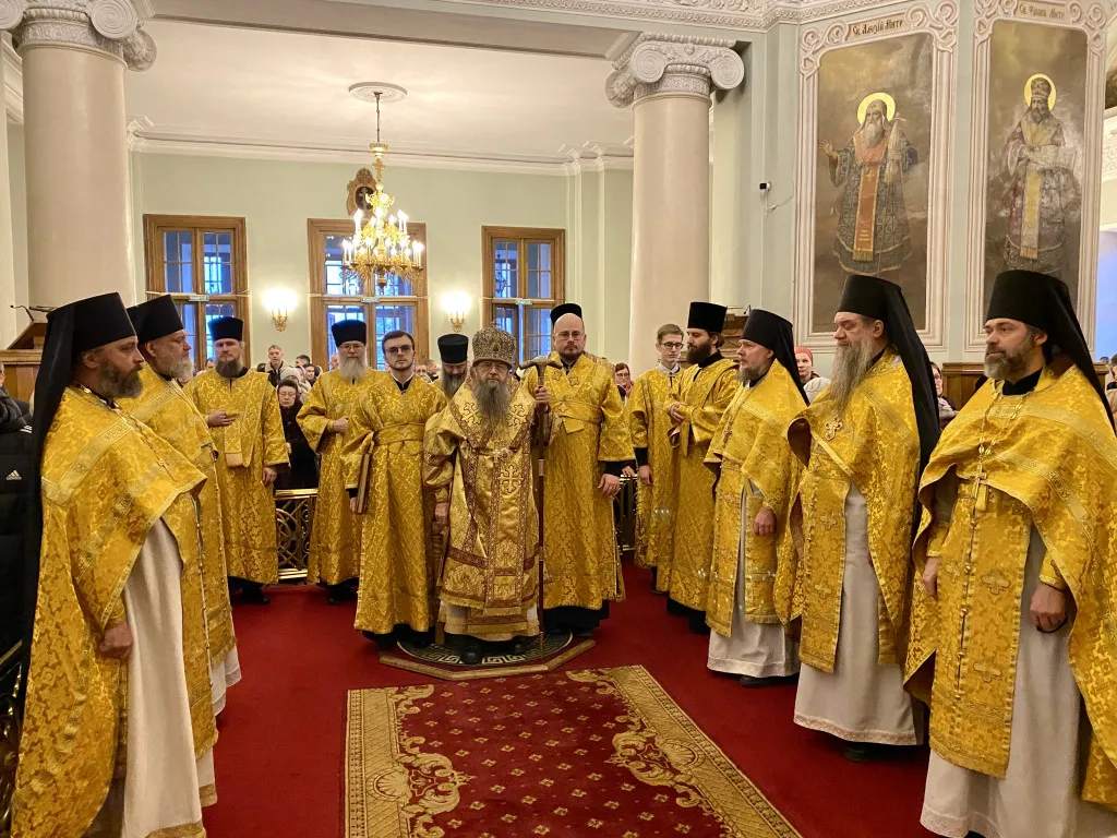 Божественная Литургия в Троицком соборе в Неделю о мытаре и фарисее