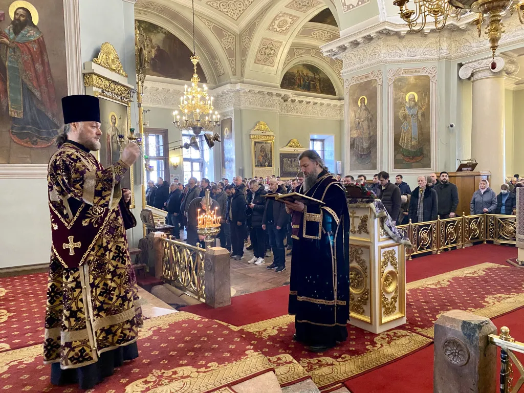 Божественная Литургия в Троицком соборе в Неделю 3-ю Великого поста, Крестопоклонную