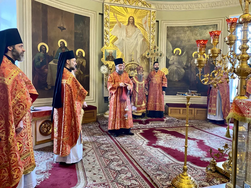 В Неделю 4 по Пасхе, о расслабленном, епископ Алексий совершил Божественную Литургию в Даниловом монастыре