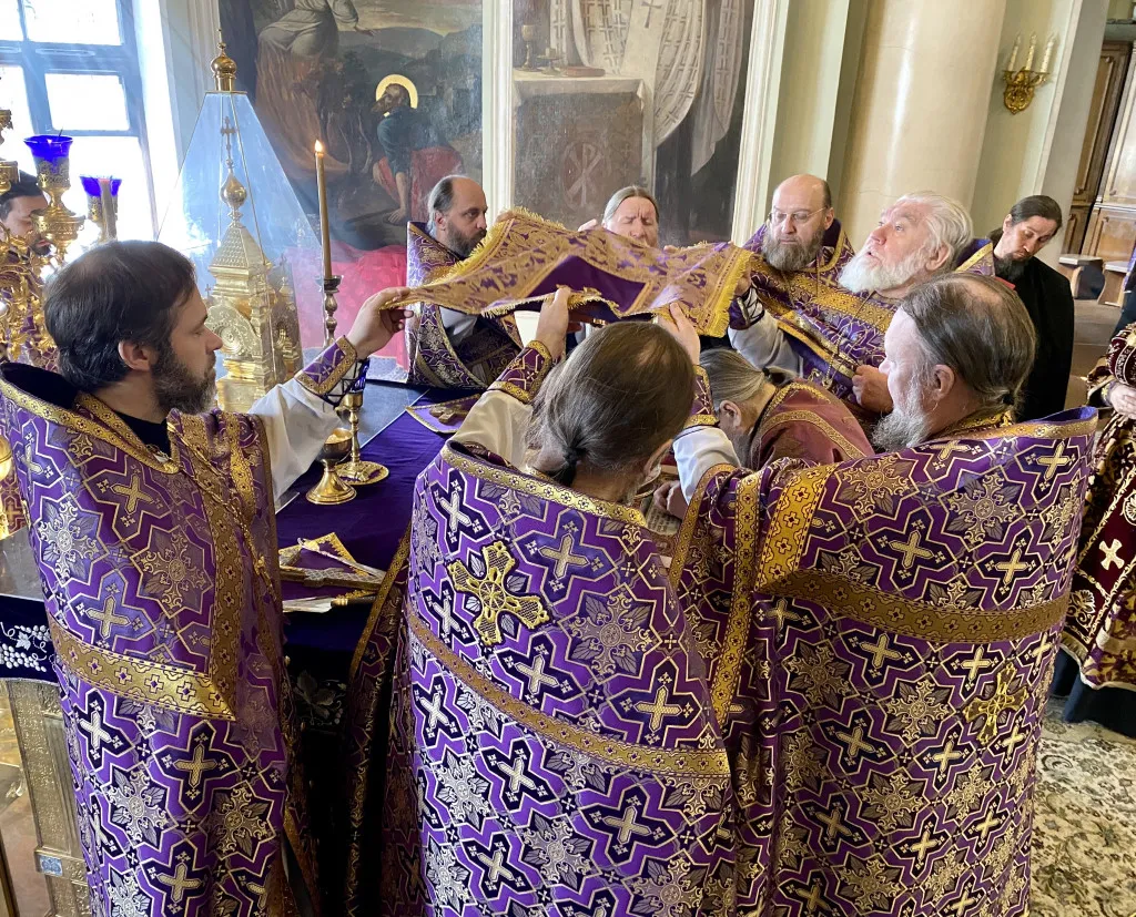 Божественная Литургия в Троицком соборе в Неделю 3-ю Великого поста, Крестопоклонную