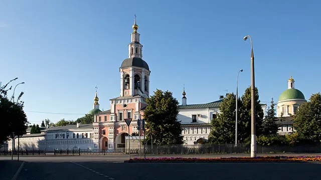 Святые врата и колокольня