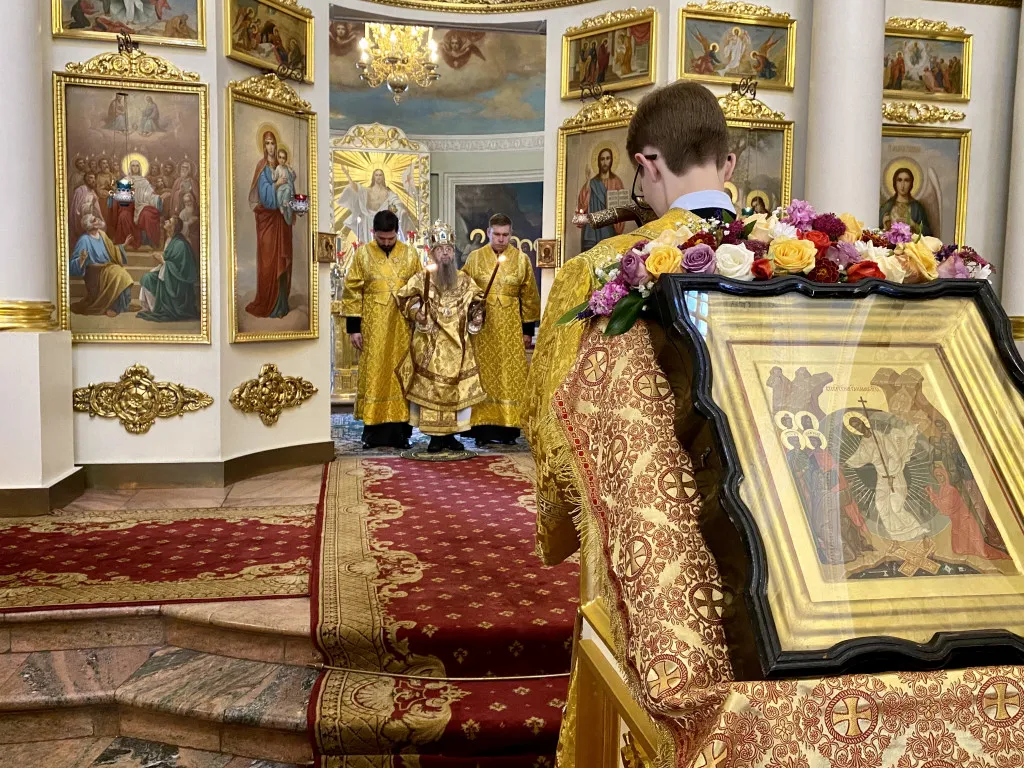 Божественная Литургия в Троицком соборе в Неделю 3-ю по Пятидесятнице