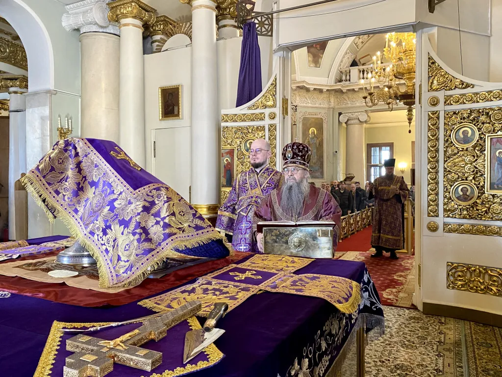 Божественная Литургия в Троицком соборе в Неделю 3-ю Великого поста, Крестопоклонную