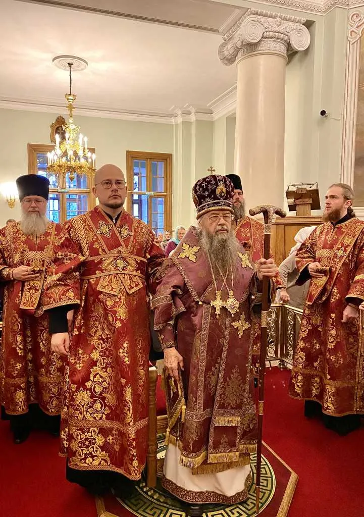 В Неделю 17-ю по Пятидесятнице епископ Алексий совершил Божественную Литургию в Троицком соборе