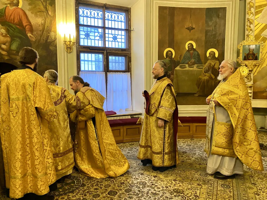 Божественная Литургия в Троицком соборе в Неделю 32-ю по Пятидесятнице