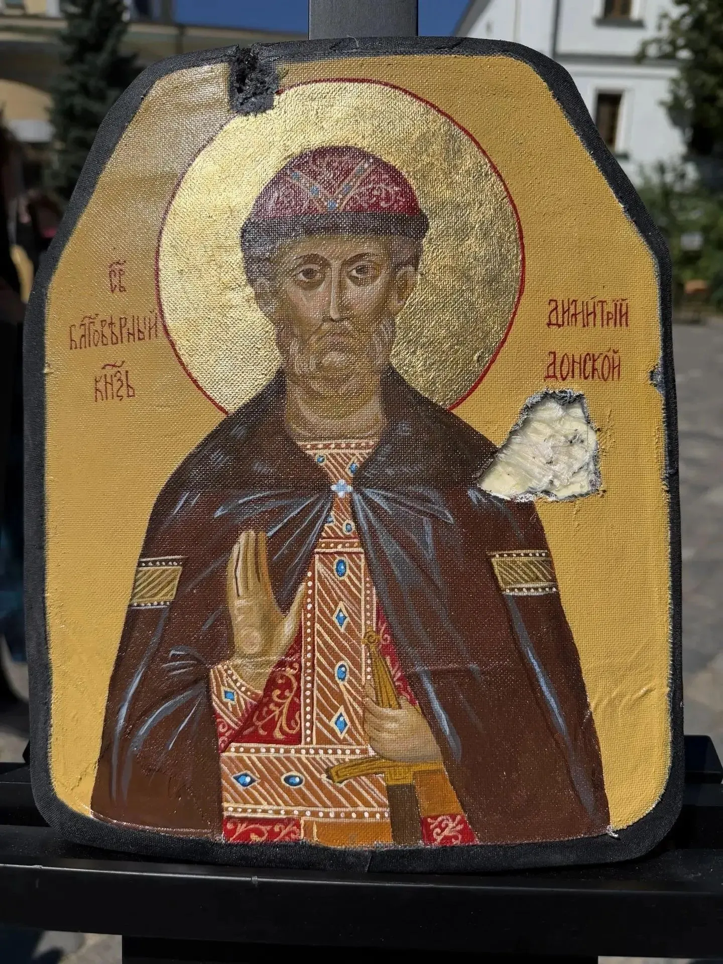 В Даниловом монастыре проходит выставка икон, написанных на бронежилетах, которые спасли жизни наших бойцов в ходе СВО