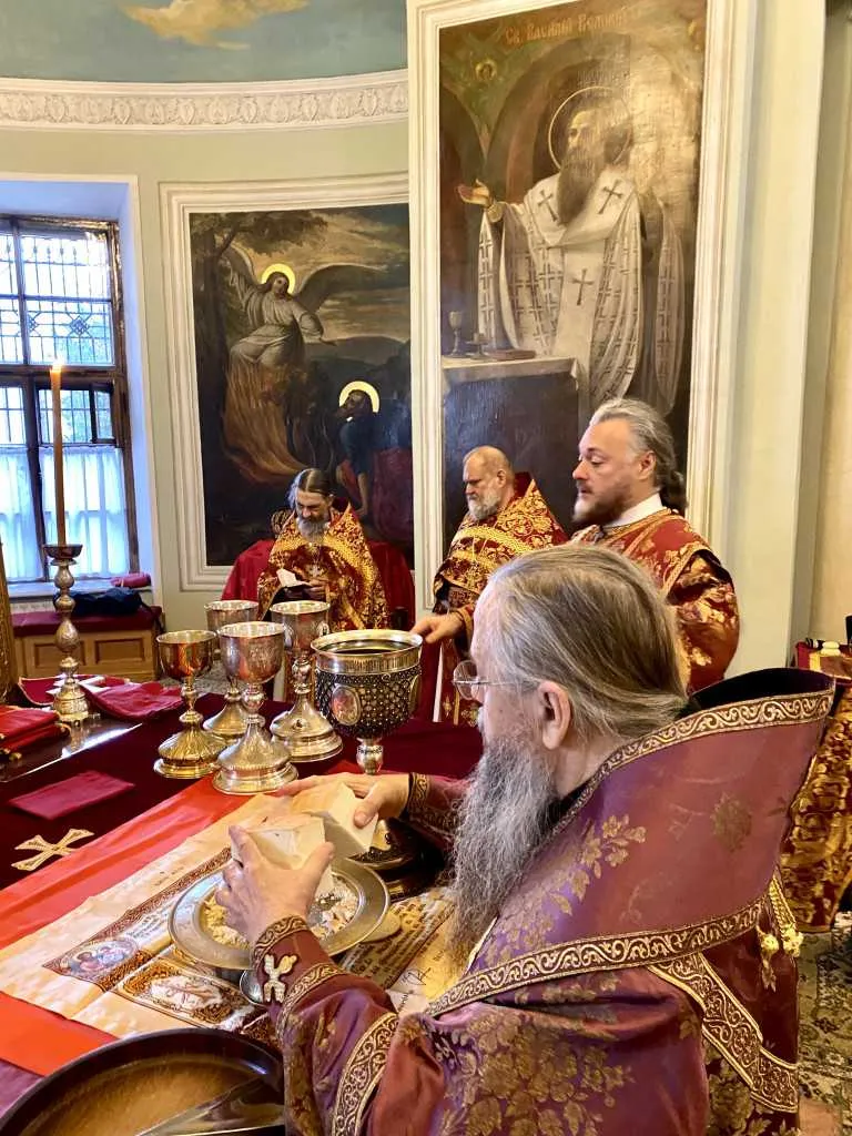 В Неделю 17-ю по Пятидесятнице епископ Алексий совершил Божественную Литургию в Троицком соборе