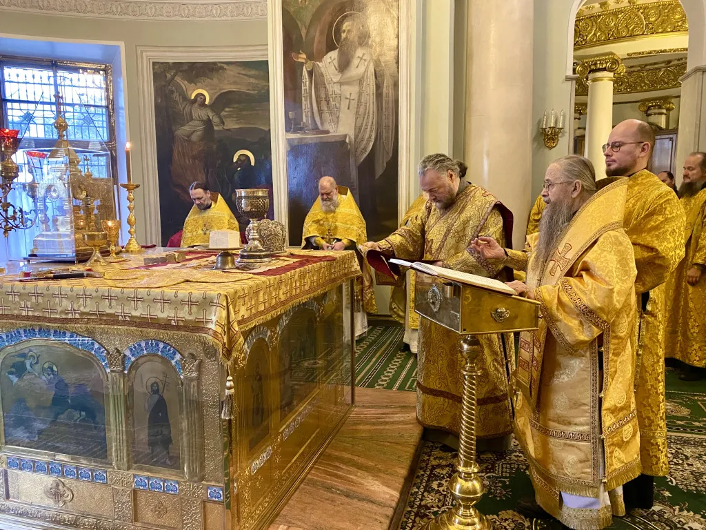 Божественная Литургия в Троицком соборе в Неделю 21-ю по Пятидесятнице