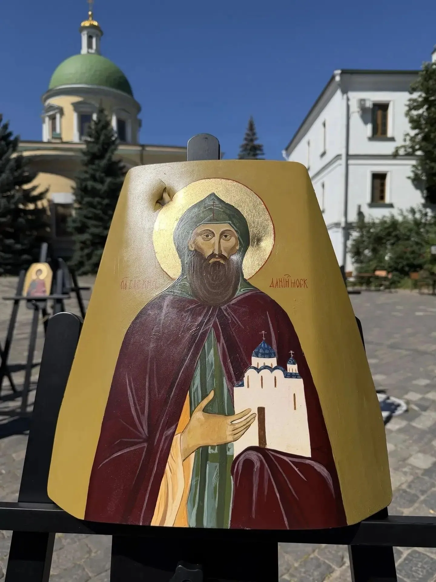 В Даниловом монастыре проходит выставка икон, написанных на бронежилетах, которые спасли жизни наших бойцов в ходе СВО