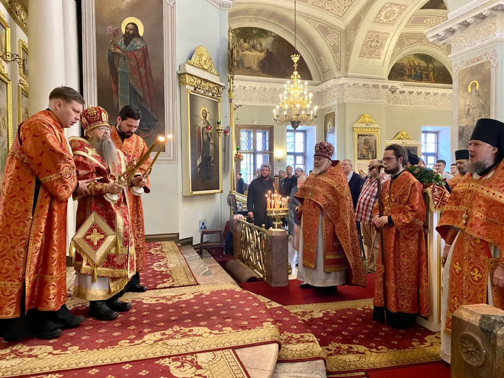 Божественная Литургия в Троицком соборе в Неделю 5-ю по Пасхе, о самаряныне