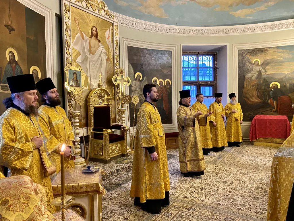 Божественная Литургия в Троицком соборе в Неделю 32-ю по Пятидесятнице