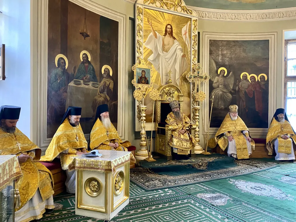 Божественная Литургия в Троицком соборе в Неделю 9-ю по Пятидесятнице