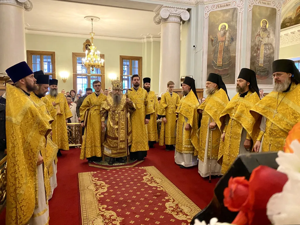 Божественная Литургия в Троицком соборе в Неделю 1-ю по Пятидесятнице, собор всех святых