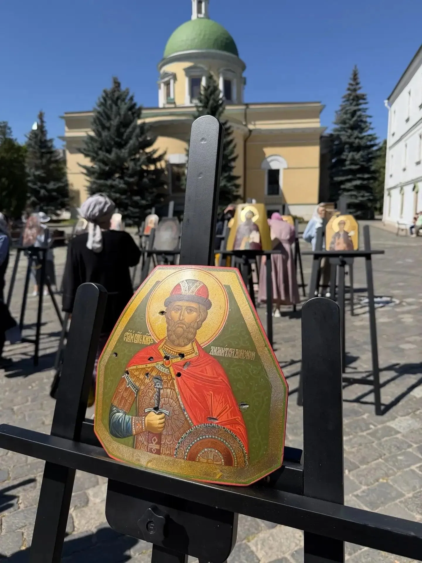 В Даниловом монастыре проходит выставка икон, написанных на бронежилетах, которые спасли жизни наших бойцов в ходе СВО
