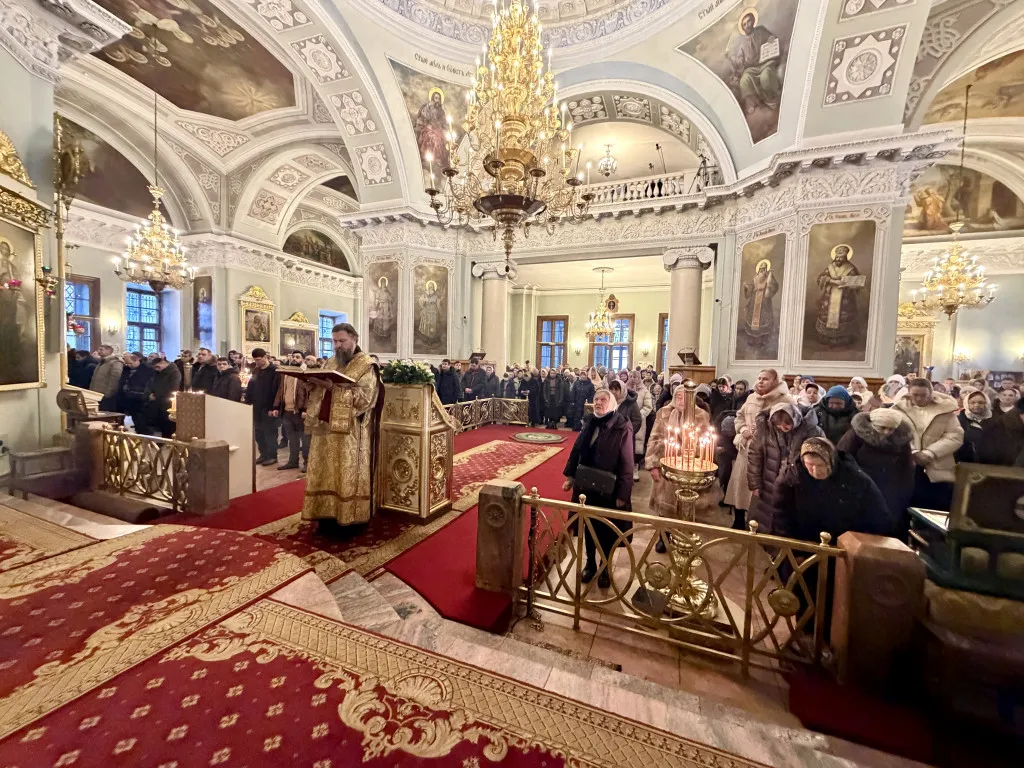 Божественная Литургия в Троицком соборе в Неделю о мытаре и фарисее