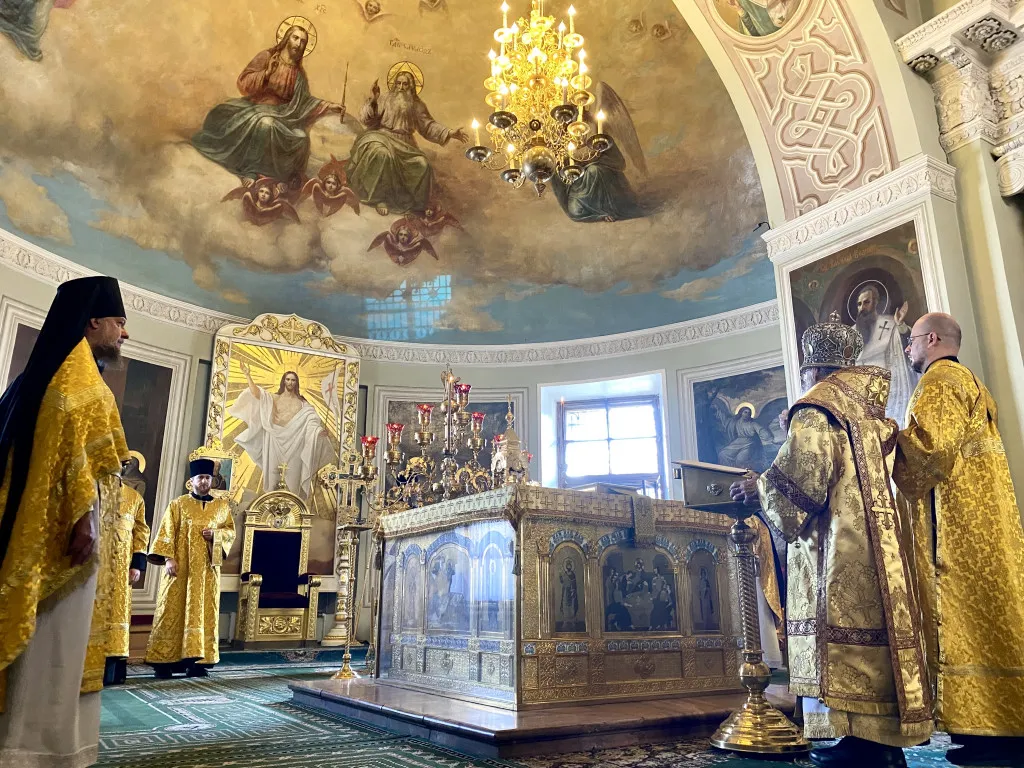 Божественная Литургия в Троицком соборе в Неделю 10-ю по Пятидесятнице