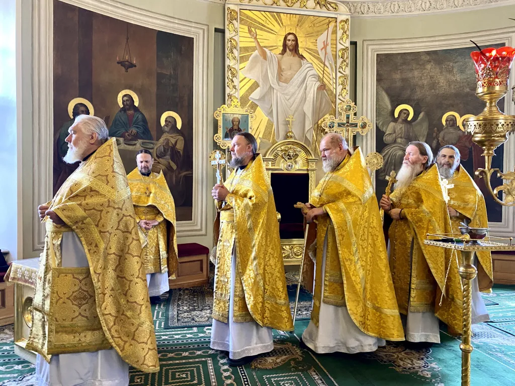 Божественная Литургия в Троицком соборе в Неделю 10-ю по Пятидесятнице