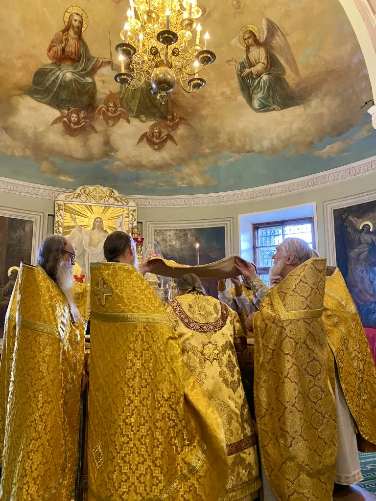 Божественная Литургия в Троицком соборе в Неделю 18-ю по Пятидесятнице