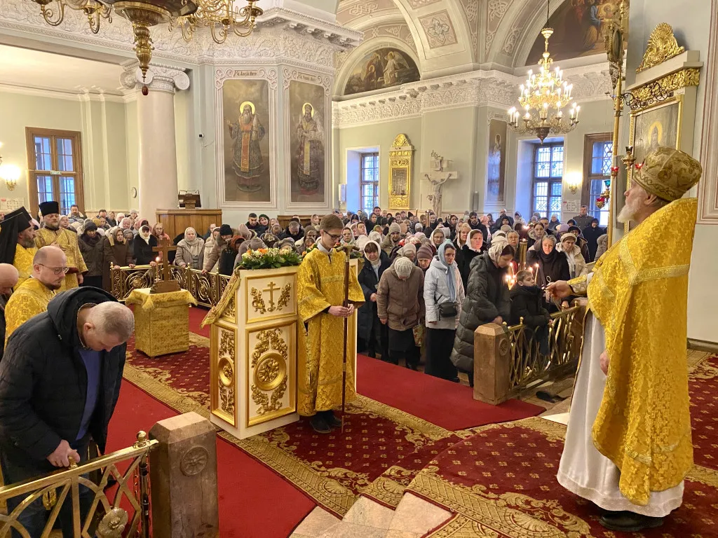 Божественная Литургия в Троицком соборе в Неделю о мытаре и фарисее