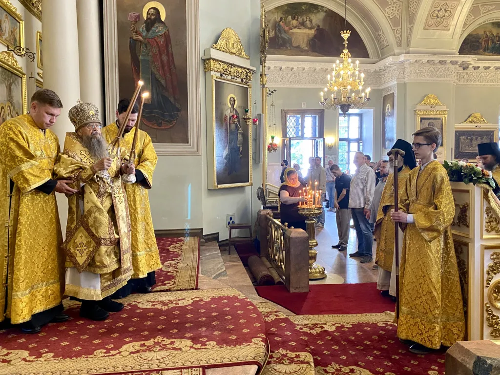 Божественная Литургия в Троицком соборе в Неделю 8-ю по Пятидесятнице