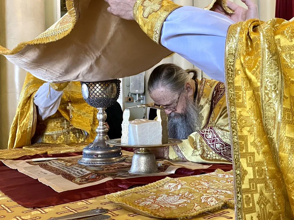 Божественная Литургия в Троицком соборе в Неделю 8-ю по Пятидесятнице