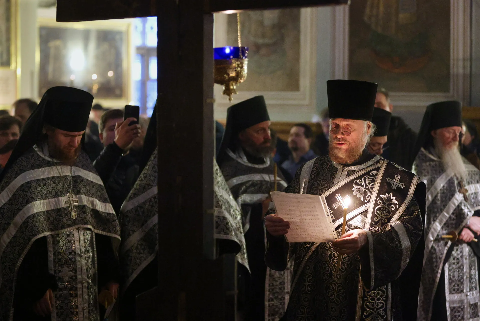 В Даниловом монастыре совершена утреня Великого Пятка с чтением двенадцати  Страстных Евангелий