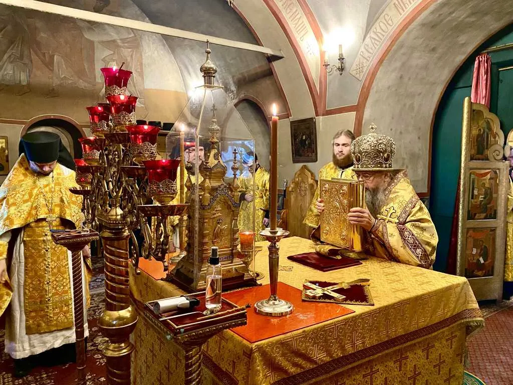 В Даниловом монастыре прошли богослужения воскресного дня