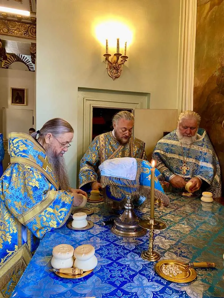 Божественная Литургия в Троицком соборе в Неделю 16-ю по Пятидесятнице