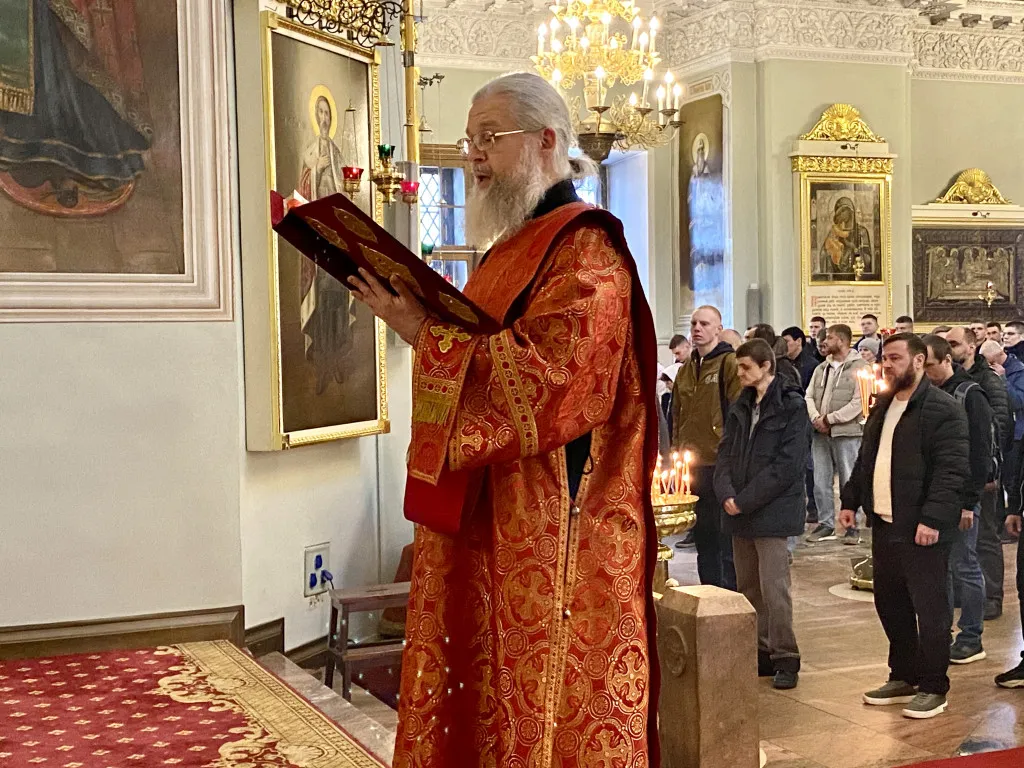 В Неделю 4 по Пасхе, о расслабленном, епископ Алексий совершил Божественную Литургию в Даниловом монастыре