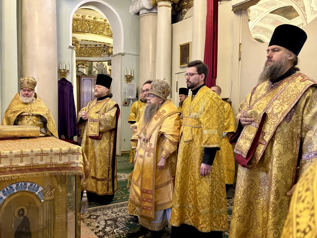 Божественная Литургия в Троицком соборе в Неделю о мытаре и фарисее