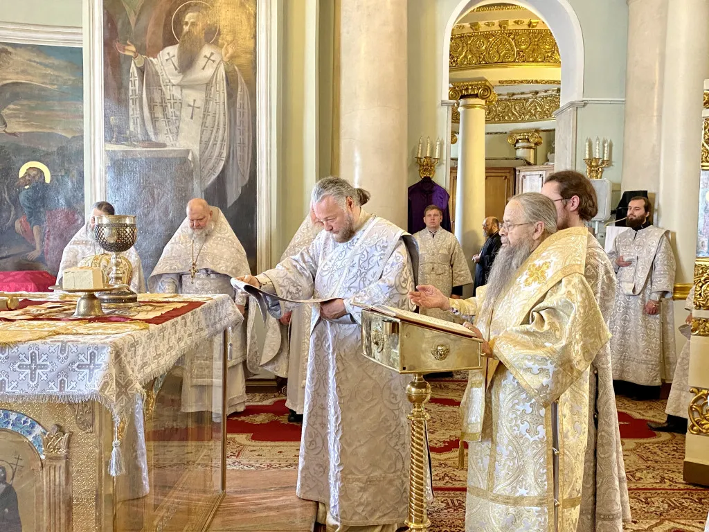 Божественная Литургия в Троицком соборе в Неделю 7-ю по Пасхе, святых отцов Первого Вселенского Собора