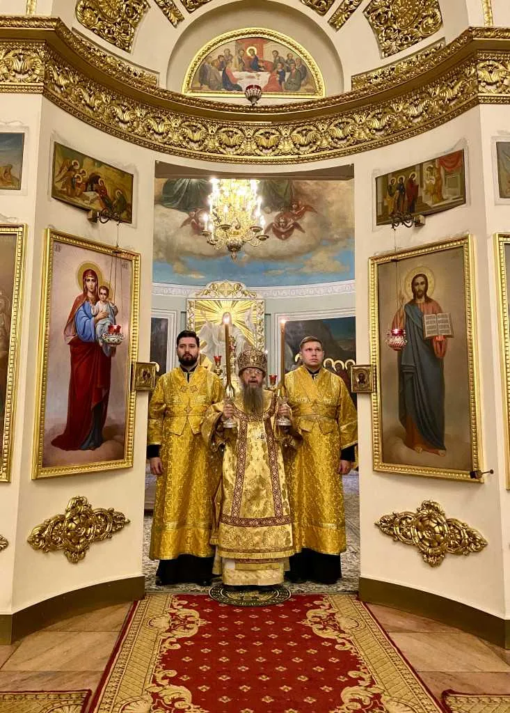 В Неделю 23-ю по Пятидесятнице епископ Алексий возглавил Божественную Литургию в Даниловой обители