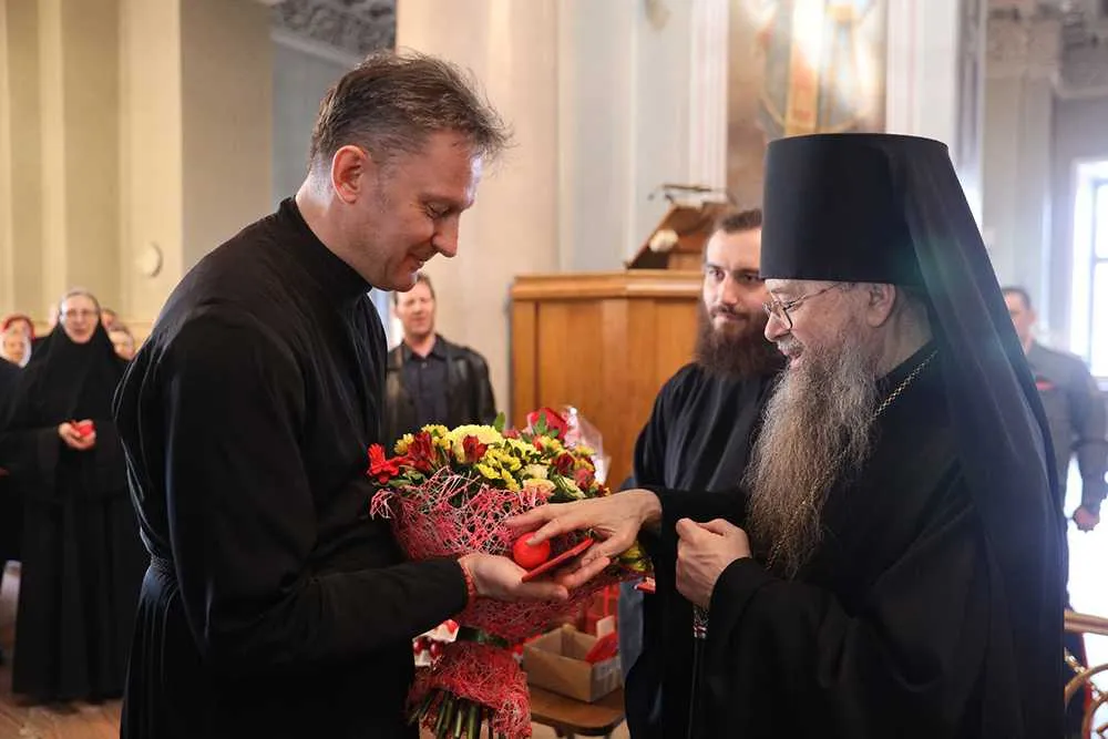 Сотрудники Данилова монастыря поздравили наместника обители с Пасхой Христовой