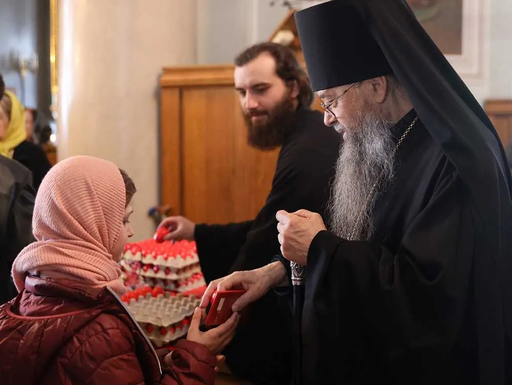 Сотрудники Данилова монастыря поздравили наместника обители с Пасхой Христовой