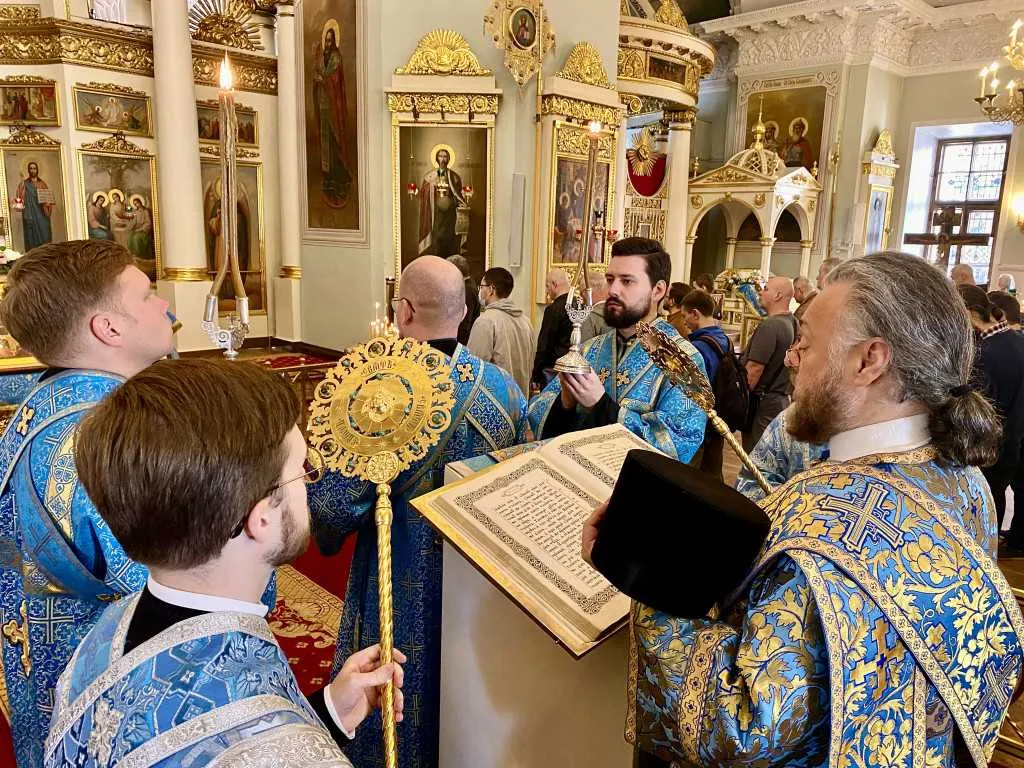 Божественная Литургия в Троицком соборе в Неделю 16-ю по Пятидесятнице