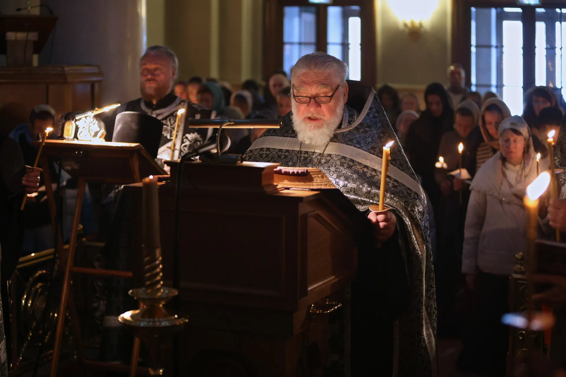В Даниловом монастыре совершена утреня Великого Пятка с чтением двенадцати  Страстных Евангелий