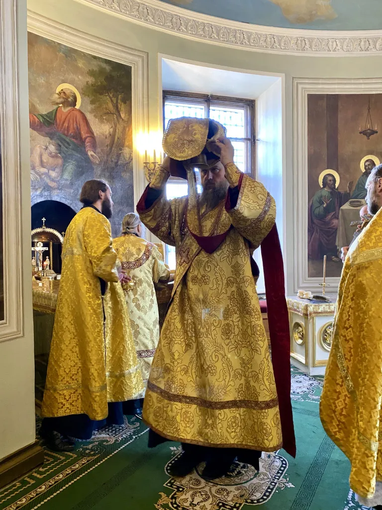 Божественная Литургия в Троицком соборе в Неделю 8-ю по Пятидесятнице