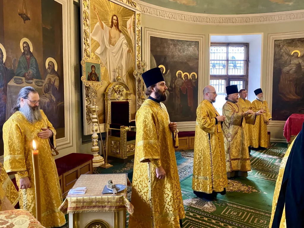 Божественная Литургия в Троицком соборе в Неделю 18-ю по Пятидесятнице