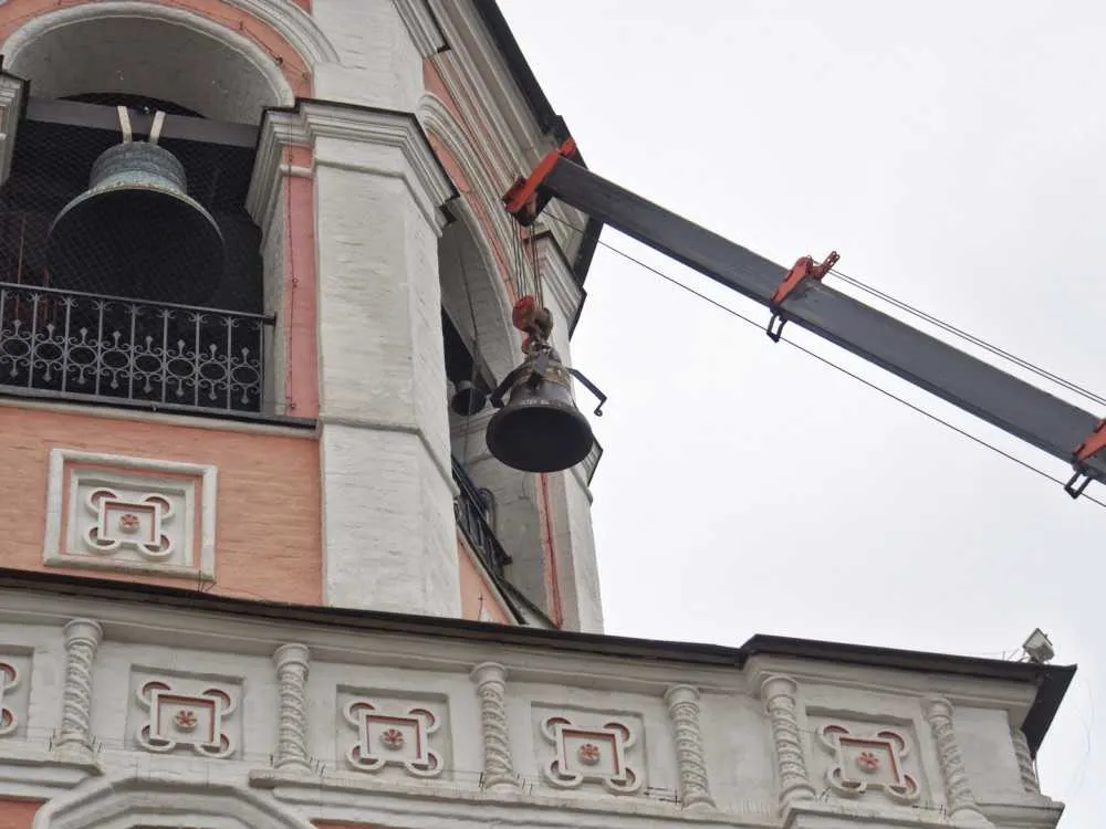 На колокольню Данилова монастыря поднят новый колокол