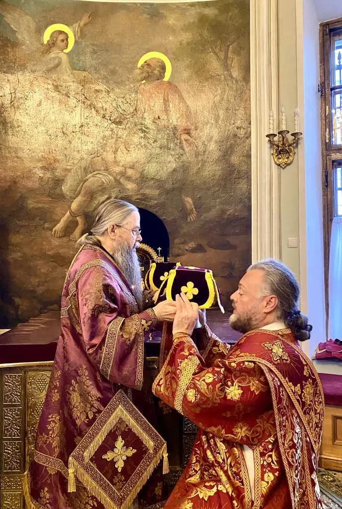 В Неделю 17-ю по Пятидесятнице епископ Алексий совершил Божественную Литургию в Троицком соборе