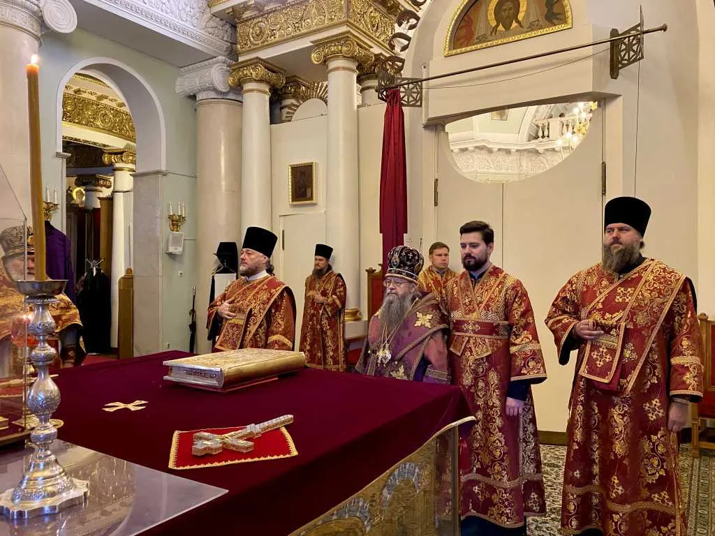 В Неделю 17-ю по Пятидесятнице епископ Алексий совершил Божественную Литургию в Троицком соборе