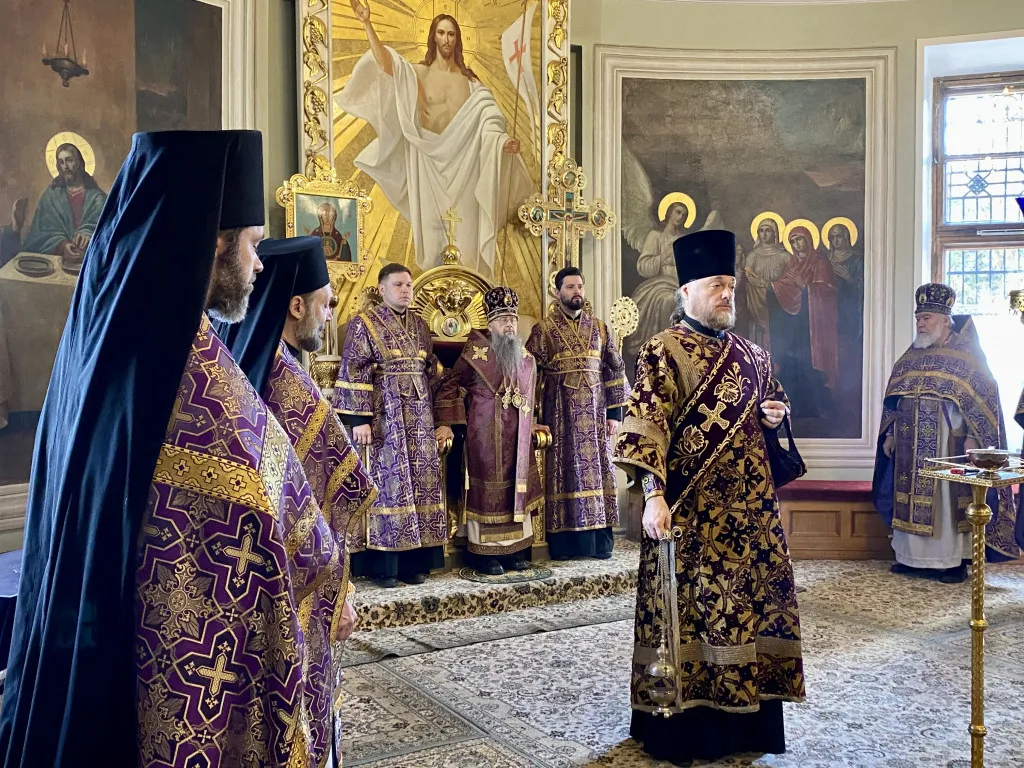 Божественная Литургия в Троицком соборе в Неделю 3-ю Великого поста, Крестопоклонную