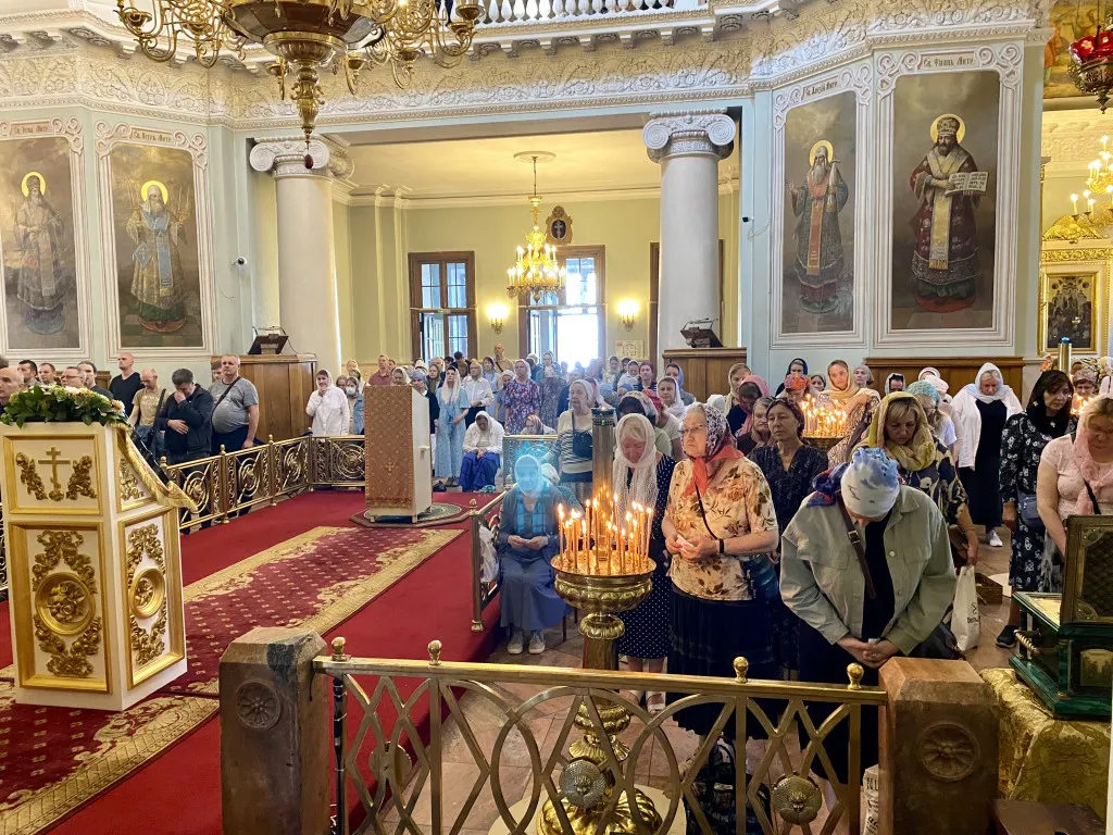 Божественная Литургия в Троицком соборе в Неделю 8-ю по Пятидесятнице