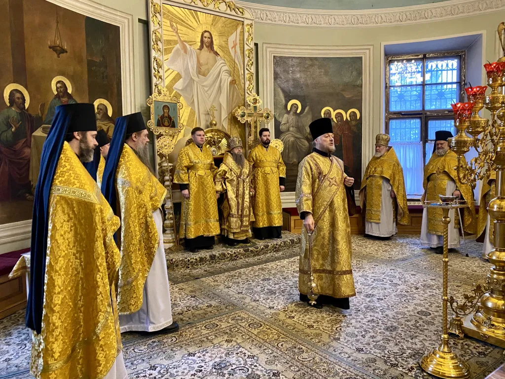 Божественная Литургия в Троицком соборе в Неделю о мытаре и фарисее