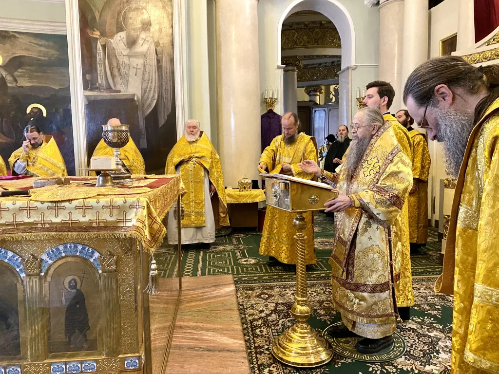 Божественная Литургия в Троицком соборе в Неделю 1-ю по Пятидесятнице, собор всех святых