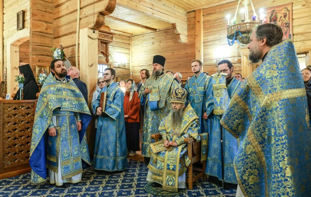 В праздник Покрова Божией Матери епископ Алексий возглавил престольные торжества на подворье Зачатьевского монастыря в Барвихе
