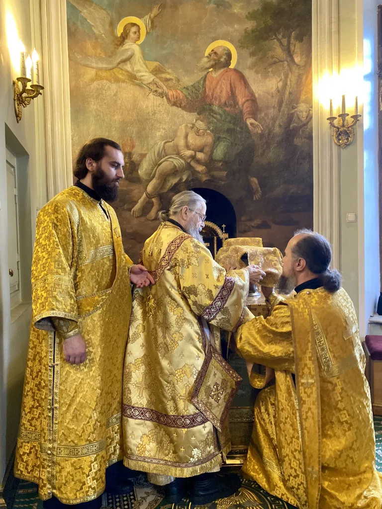 Божественная Литургия в Троицком соборе в Неделю 1-ю по Пятидесятнице, собор всех святых