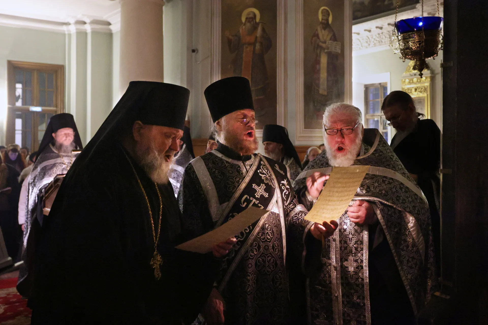 В Даниловом монастыре совершена утреня Великого Пятка с чтением двенадцати  Страстных Евангелий