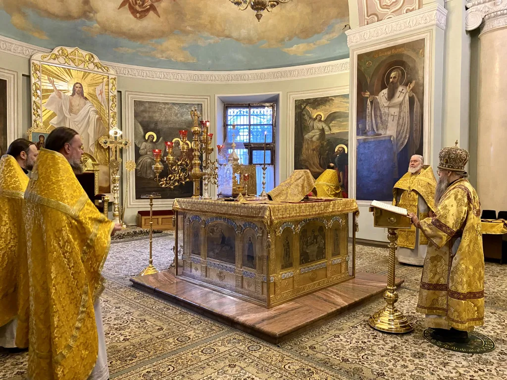 Божественная Литургия в Троицком соборе в Неделю 32-ю по Пятидесятнице