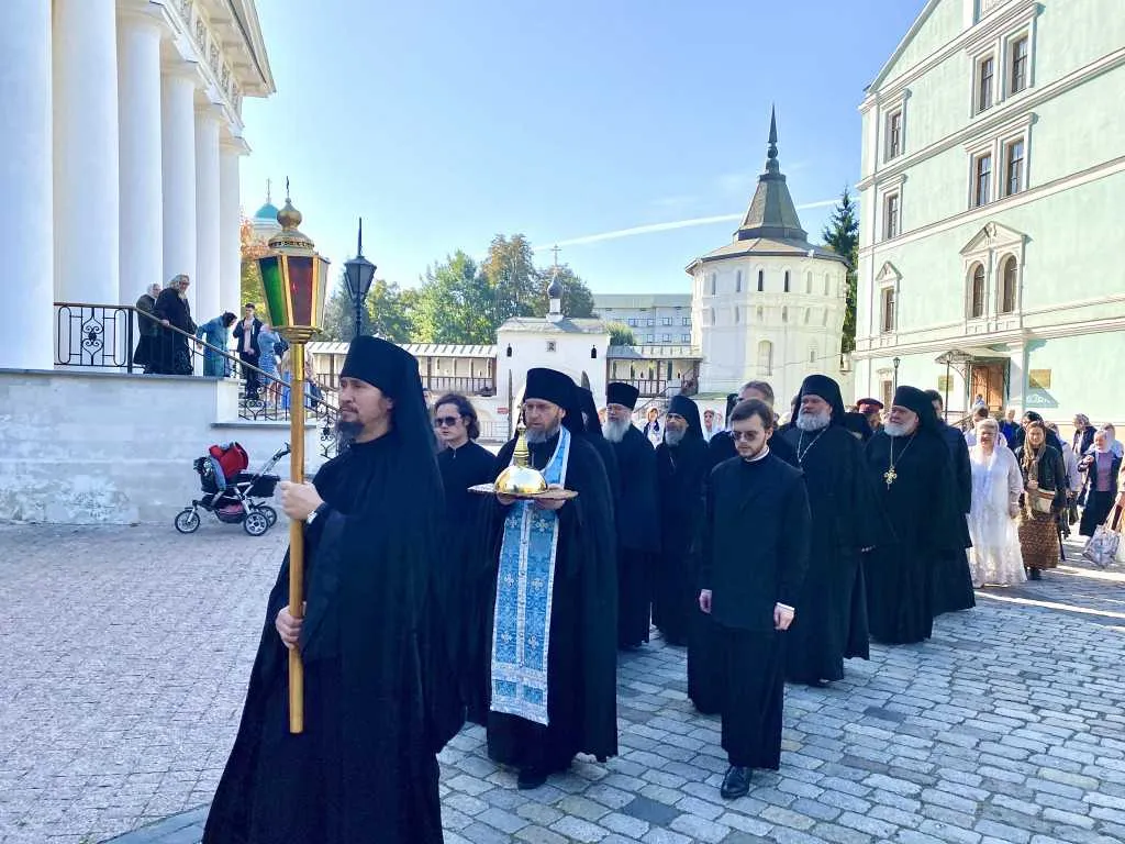 Божественная Литургия в Троицком соборе в Неделю 16-ю по Пятидесятнице